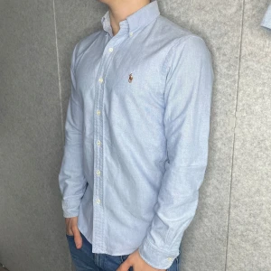 HELT NY || Ralph Lauren skjorta - Riktigt stilig Polo Ralph Lauren skjorta | Strl: M | Skick: 10/10 (Helt ny) | Modellen är 175, väger 71 | Nypris: ca 1700kr | Hör av er vid frågor och funderingar!