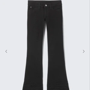 Weekday jeans - Svarta lågmidjade jeans från weekday! slutsålda 28/30
