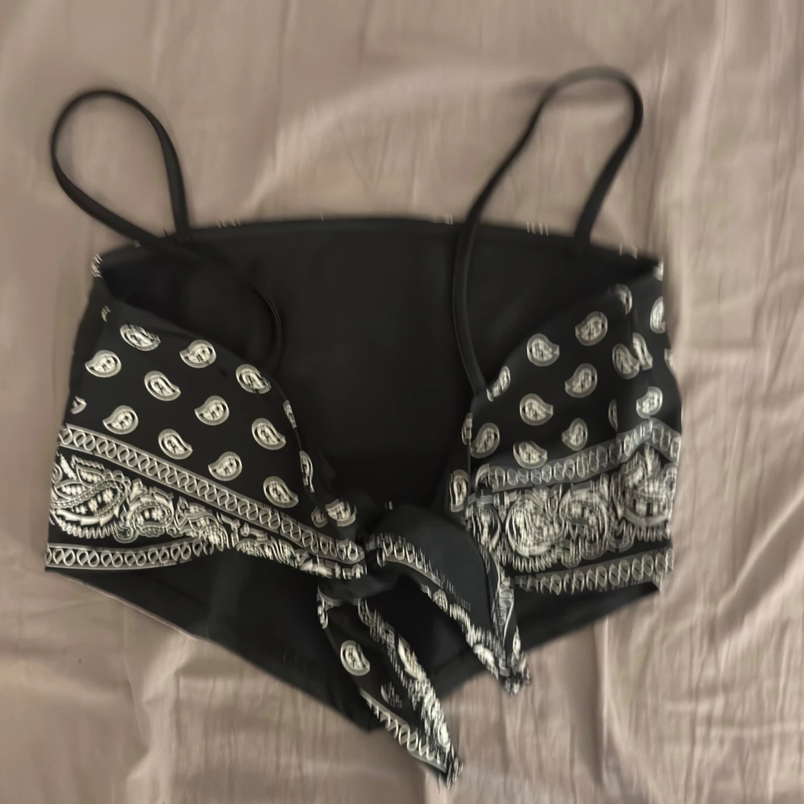 Svart bandana-linnetopp med knyt - 1