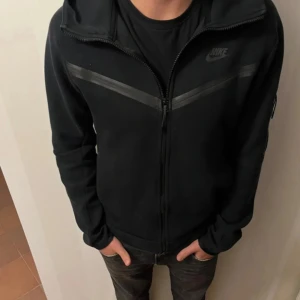 Nike Tech Svart - Är i nytt skick, använd bara när jag har provat den. Ställ gärna frågor! Priset är inte i hugget. Ny pris 1349kr.