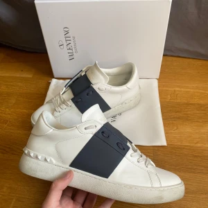 Valentino Open  - Ett par riktigt bra skor som passar perfekt till sommaren, skorna är i bra skick bara lite smutsiga men går lätt bort med en tvätt😇 Storlek 45✅ Skriv om ni har några frågor💬( har orderbekräftelse/kvitgo ) från killen jag köpte dem av.