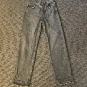 Gråa jeans, stl 36 - Snygga gråa jeans från Gina, har använt ett par gånger så de är inte slitna. Lite stora för mig men annars är de sköna. 