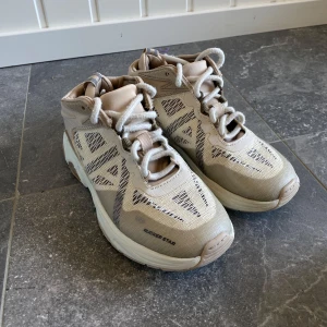 Beige barnsneakers/Zara 32 - Snygga beige barnsneakers med coola meshdetaljer och robust sula. Skorna har snörning och en sportig design som passar perfekt till streetwear. Lätta och bekväma för vardagsbruk.