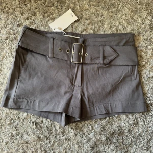2000s shorts med skärp  - shorts från mango i storlek 36 med slits. ny med lapp kvar. använd ”köp nu”. 7/7-2025