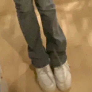 Vita Nike Air Force 1 sneakers - Klassiska vita Nike Air Force 1 sneakers med snörning och rund tå. Skorna har en platt sula och är tillverkade i skinn och syntet. Perfekta för dig som gillar streetstyle och vill ha en tidlös sneaker i garderoben.