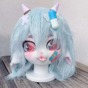 Kigurumi/furry huvud >.< - säljer denna då jag inte använder den och den mest sitter som prydnad, är använd cirka 3 gånger enbart för photoshoots med den :3 accessoarerna är inkluderade (hornen, plåstrena och hårspännerna) väldigt rymligt+ du kan anpassa den efter ditt egna huvud. Man ser igenom ögonbrynen så det är bara att justera luggen så du ser. +det tillkommer också en blå svans med vit topp och spänne som man sätter runt magen (svansen kostar inte extra utan den ingår) :3 dm för fler bilder på den :p