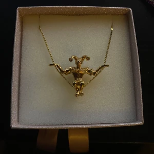 Guldigt halsband - Guld färgat halsband som inte används längre. Köpte den på secondhand men ser inte använd ut. Skriv vid frågor❤️
