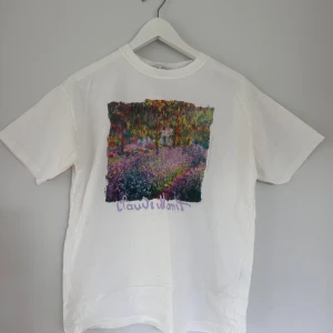 T-shirt med tryck - T-shirt från pull & bear. Använt några gånger men skulle säga är i väldigt bra skick☺️