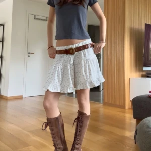 Somrig kjol - Söt vit kjol med blommigt mönster och volangdetaljer, perfekt till sommaren🌷💕