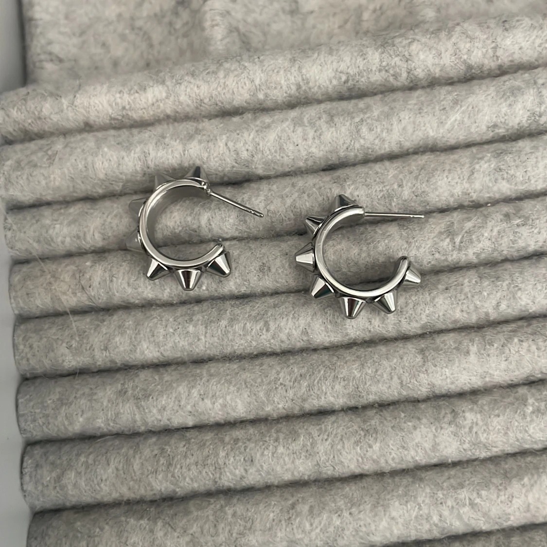 Silvriga örhängen med nitar från Edblad - 1