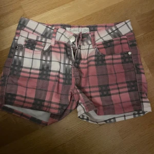 Rosa jeansshorts - Rosa,vita,grå rutiga jeanshorts. Säljer för de inte är min stil. Priset är diskuterbart. Köparen sypr för frakten. 