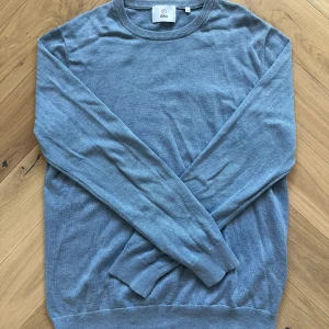 Bläck tröja - Säljer nu denna riktigt snygga tröja från Bläck. Den är i skick 7,5/10. Orginal pris - 700kr Vårat pris - 199kr. Priset är ej hugget i sten! Skriv vid minsta lilla fundering!🙌