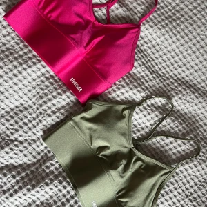 Två sportiga linnetoppar från Stronger - Säljer två snygga linnetoppar från Stronger i rosa och grön. Perfekta för träning med bekväma axelband och en stilren design. Materialet är mjukt och stretchigt för bästa komfort. Skriv gärna om du vill köpa bara en av dom. 280 för båda, 160 för en.