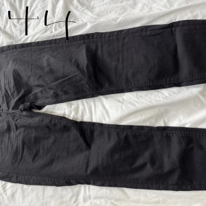 Blå jeansbyxor - Snygga blå jeansbyxor med klassisk design. Perfekta för en avslappnad stil. De har en rak passform och är tillverkade i ett slitstarkt denimtyg.