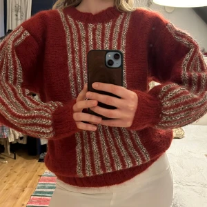 Röd stickad tröja med ränder - Säljer en mysig röd hemstickad tröja med vita och grå ränder. 