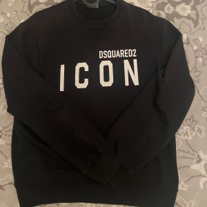 DSQUARED2 tröja - Säljer en svart sweatshirt från DSQUARED2, självklart äkta. Storlek 14yr men passar dig som har XS/S bäst eller om du är 170-180 så blir den perfekt. Levererar en stilren och bekväm look! Inga synliga defekter! 