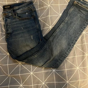 Jack and Jones jeans - Säljer ett par Jack and Jones jeans då jag inte använder dom längre. Skick 8,5/10, storlek 30/30