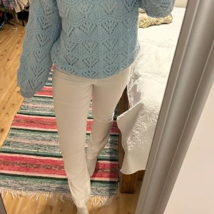 Vita bootcut byxor - Säljer ett par vita vintage bootcut kostymbyxor med hög midja