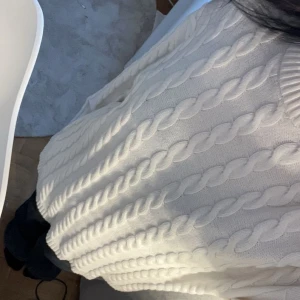 Vit stickad tröja från Gina Tricot - Säljer en mysig vit stickad tröja från Gina Tricot. Helt oanvänd & ny, dock saknar den prislapp. Skriv gärna vid ytterligare frågor!💘