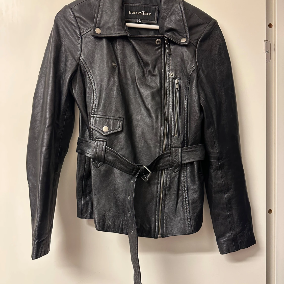 Svart skinnjacka från Transmission