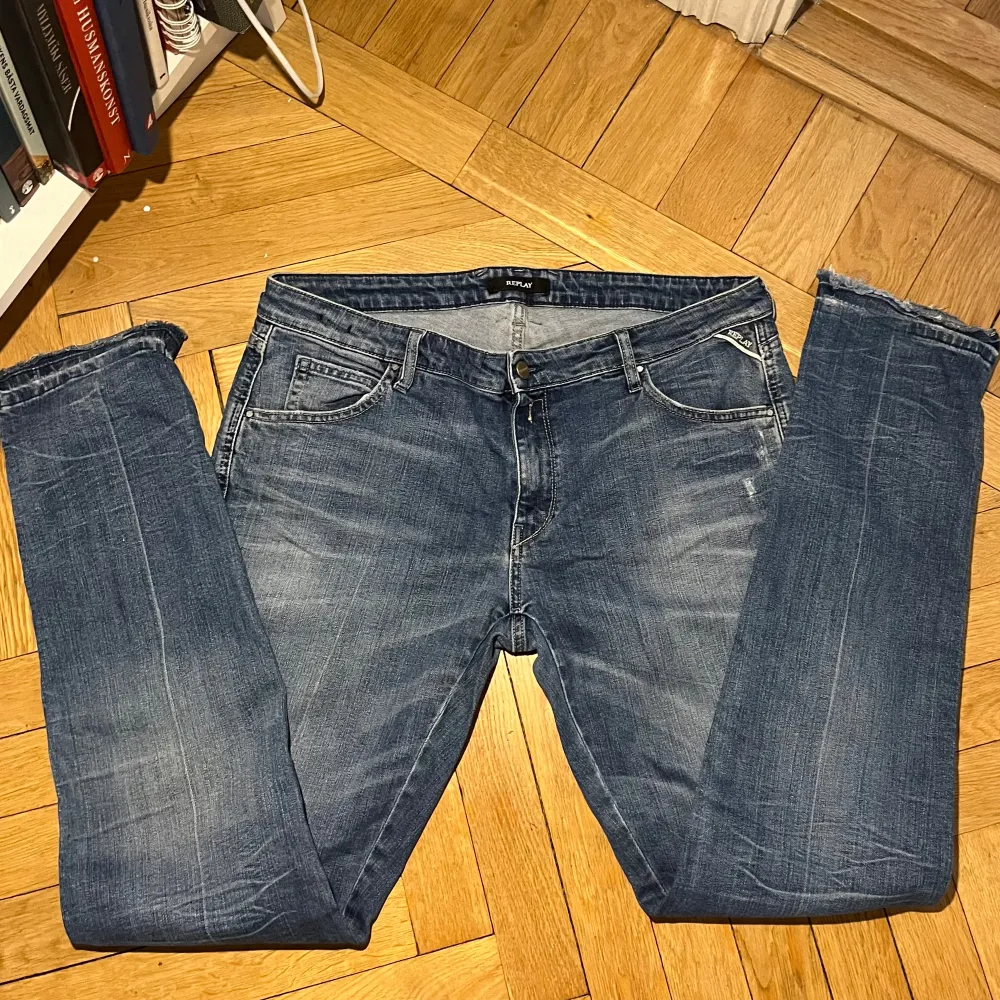 Säljer ett par snygga blå jeans från replay med slitningar👍 Storlek 32/32. Slitningarna är design och inga defekter.. Farkut & Housut.