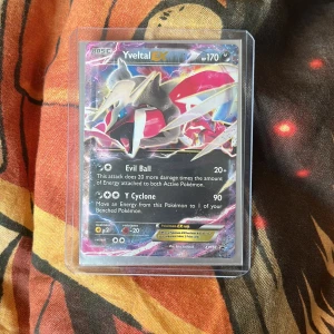 Yveltal promo 2016 - Whitening på hörnen och några skråmor på framsidan, skickas i sleeve och toploader