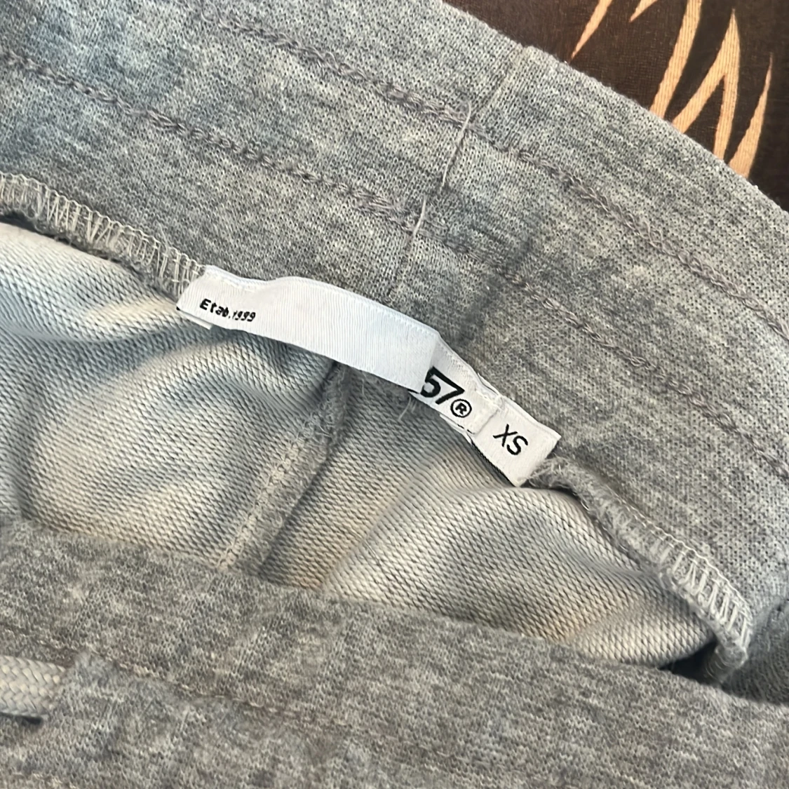 Grå mjukisbyxor med snörning - 1