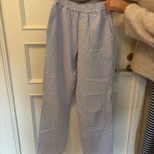 Randiga pyjamasbyxor  - Randiga pyjamasbyxor från Madlady i storlek XS tall.
