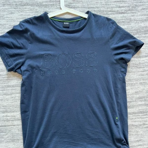 Hugo boss t shirt - Köpt på hede outlet i Kungsbacka för 1 år sen men tappat bort kvitto tyvärr
