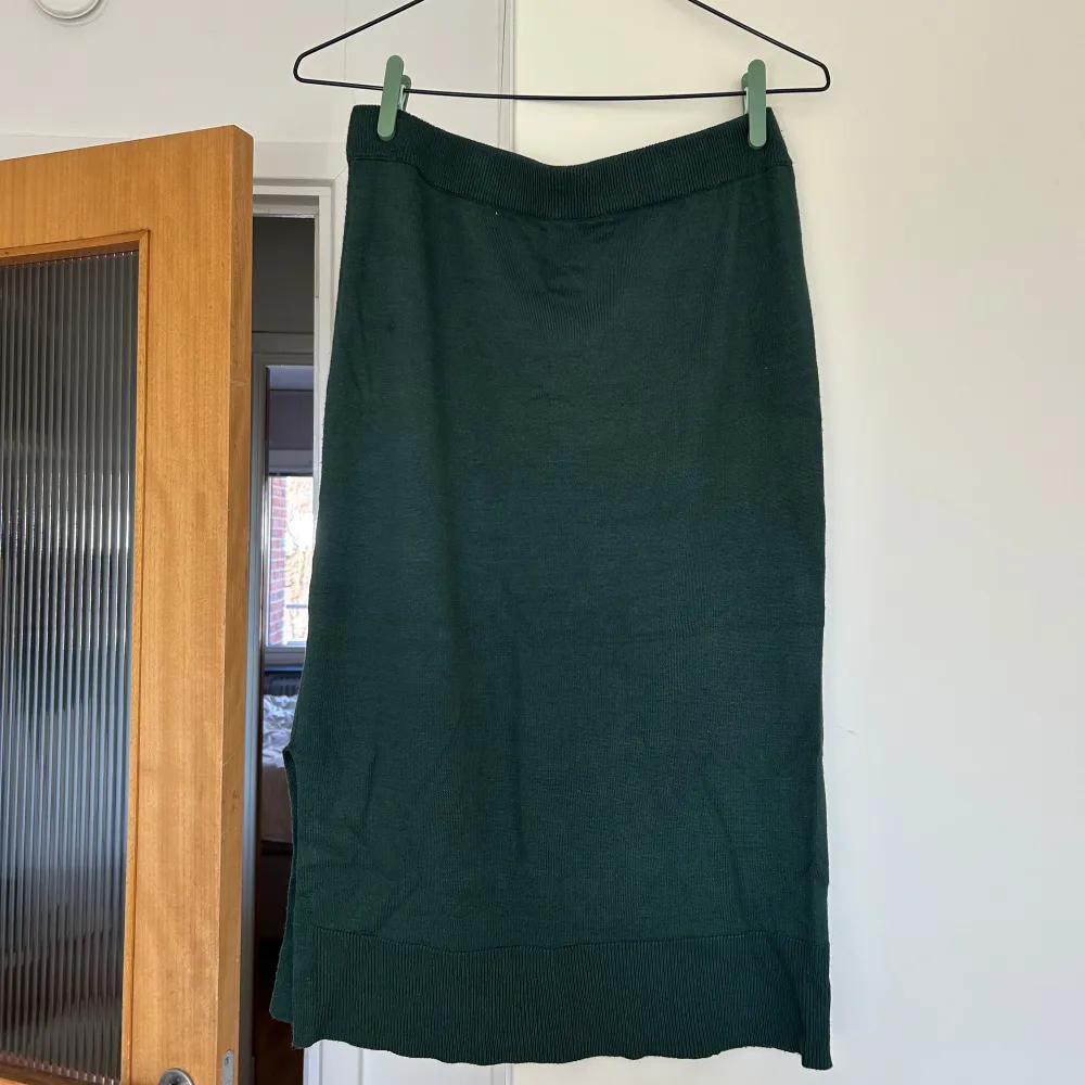 Snygg grön kjol från Fransa i en mjuk och bekväm stickad kvalitet. Kjolen har en ribbad kant nertill och en elastisk midja för extra komfort. Kjolens längd är 67 cm 🌸. Hameet.
