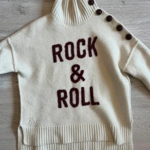 Vit tröja från Zadig & Voltaire - Säljer en vit kofta från Zadig & Voltaire med texten 'Rock & Roll' i mörkröd färg. Väldigt bra skick!! Passar bra xs💞Snabb köp och diskuterar gärna om priset 