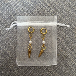 örhängen  - ett örhänge=79 kr ett par=130 tre st=160kr