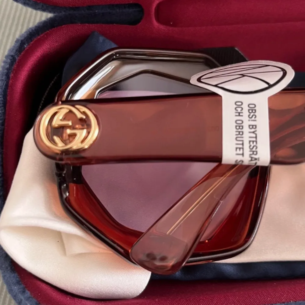 Nya Gucci, Modell nr GG 1242S-002. Oanvända! Superfina som kommer med original etui + putsduk och sidenpåse.. Asusteet.
