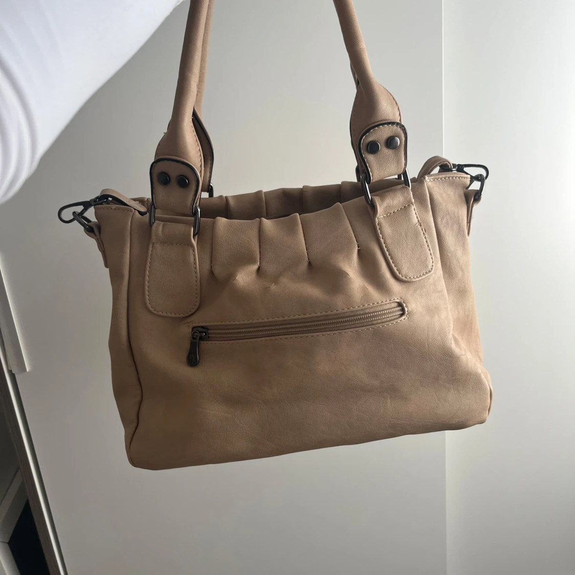 Beige axelväska med dragkedja - 1