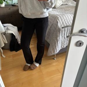Lågmidjade kostymbyxor - Snygga kostymbyxor från bikbok som inte passar mig längre!❤️ priser är diskuterbart!