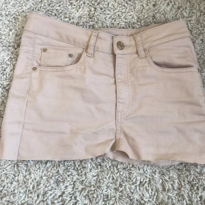 Rosa kjol - Säljer en rosa kjol i denimstil med klassisk femficksdesign. De har en knapp och dragkedja framtill. Perfekta för varma sommardagar! Små fläckar baktill som går att tvätta bort. Har klippt till dessa själv därav priset.