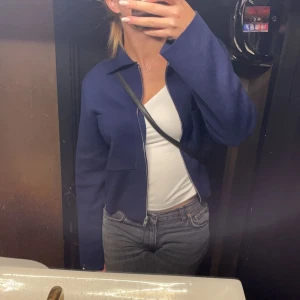 Åhléns cardigan - Säljer denna superfina cardigan koftan från Åhléns i storlek S. Köpte för 599 och säljer för 279! 💞
