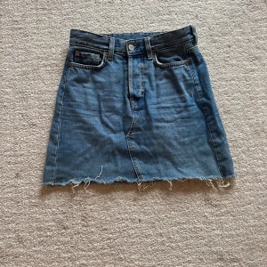 Jeanskjol  - Snygg jeanskjol i klassisk blå denim med rå kant nedtill från Bik Bok. Jättefin, men tyvärr blivit för lite för mig🥹