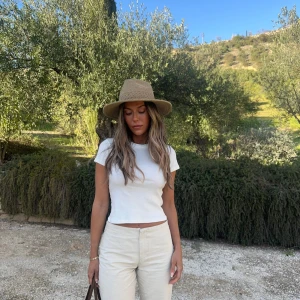 Àvora Forte Trousers - Helt oanvända beigea forte trousers i storlek 36 från Àvora. Prislappen är kvar, säljs då de inte passar mig!