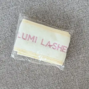 Ett helt nytt gult LUMI LASHES hårband som aldrig kommer till användning! FÖRST TILL KVARN!🩷💛(BUNDLERABATT VID KÖP AV FLER ARTIKLAR!)