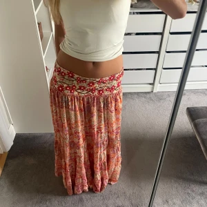 Långkjol - Långkjol med blommor