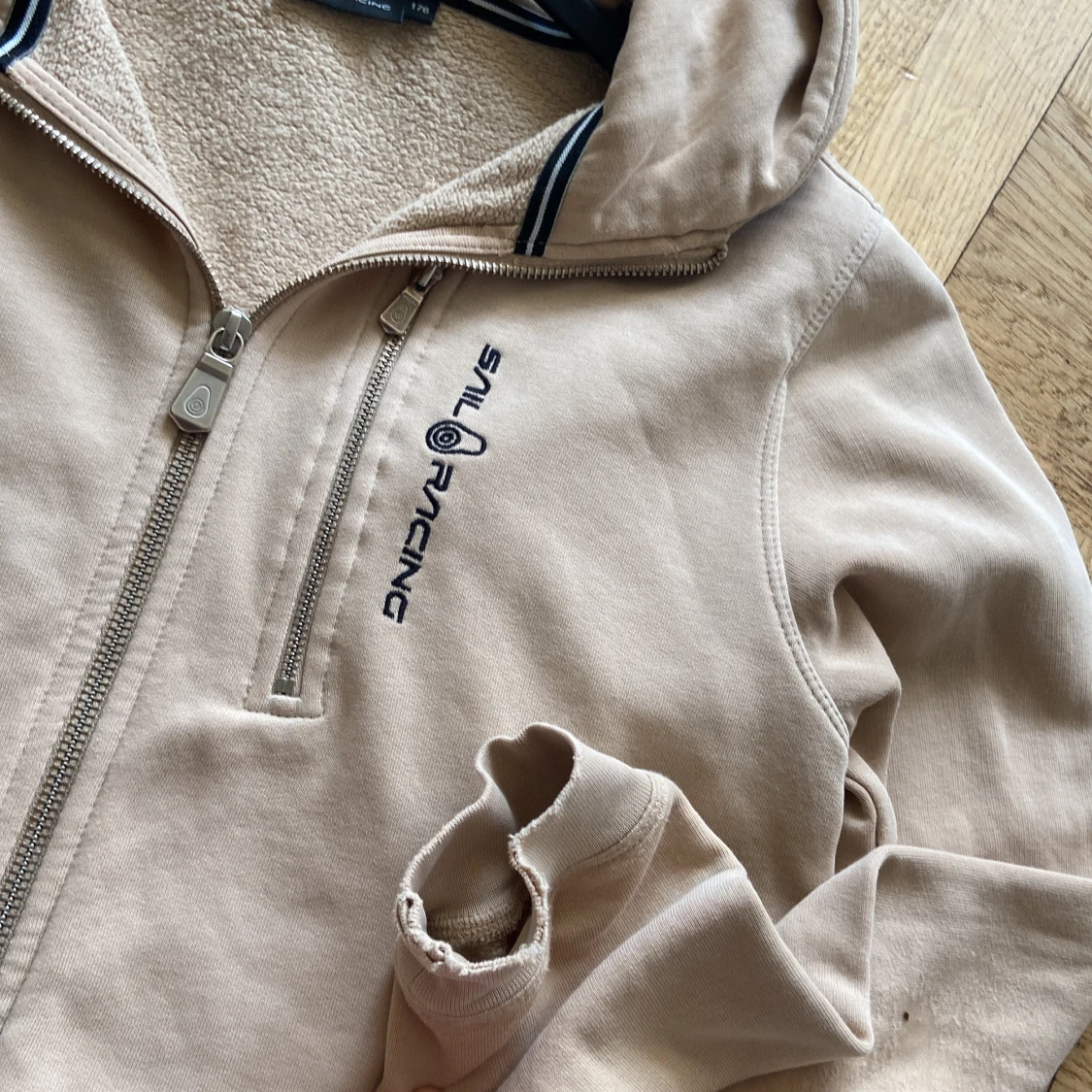 Beige huvtröja från Sail Racing - 2