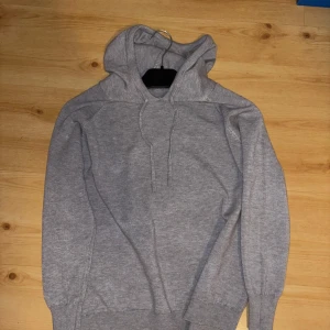 Merinoull Hoodie - Säljer denna snygga Merinoull Hoodie som är pefekt för kyliga sommarkvällar, den är aldrig använd så den har väldigt bra skick! 🤝