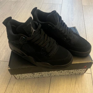 Svarta Nike Air Jordans - Snygga svarta Nike Air Jordans med klassisk design och snörning. Perfekta för dig som vill ha en stilren look. Skorna har en rund tå och är tillverkade i ett syntetmaterial.