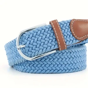 Flätat blått bälte med bruna detaljer - Snyggt flätat bälte i ljusblått med bruna läderdetaljer och ett silverfärgat spänne. Perfekt för att ge en stilren touch till din outfit. Bältet har en unik textur och passar bra till både jeans och chinos.