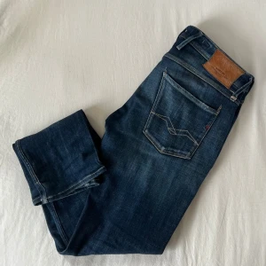 Mörkblå jeans från Replay - Snygga mörkblå jeans från Replay, modell Anbass. De har en klassisk femficksdesign och en bekväm passform. Perfekta för en stilren look😊       Pris ej hugget i sten