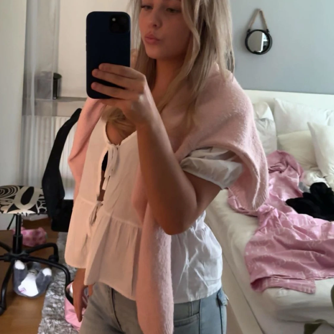 Vit blus med knytning