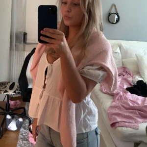 Vit blus med knytning - Söt vit blus från Missay💓