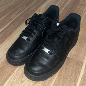 Svarta Nike Air Force sneakers - Säljer ett par klassiska svarta Nike Air Force sneakers. Storlek 40.  Pris går att diskutera.