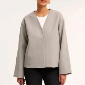 Ljusgrå kappa från Kappahl  - Ljusgrå kappa med bring från Kappahl, säljer då den inte kommer till användning, perfekt nu till våren, sparsamt använd, nypris 750. 